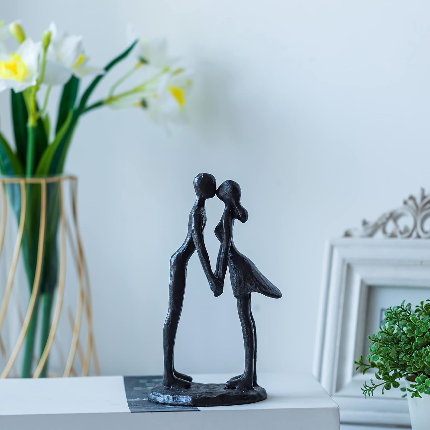 Sziqiqi Kissing Couple Cast Iron Sculpture