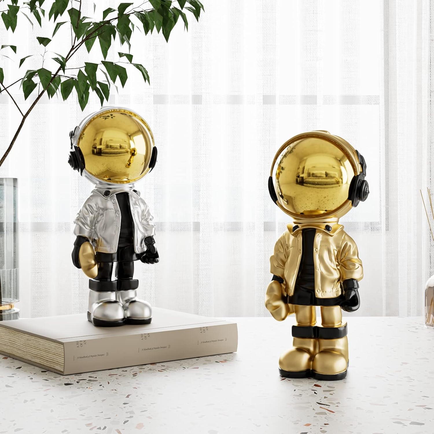 EZ4ENCE Figurine Statue Astronaut Sculpture Spaceman Decor